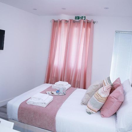Appartamento Harrow Luxury Flat With Free Parking. Londra Esterno foto