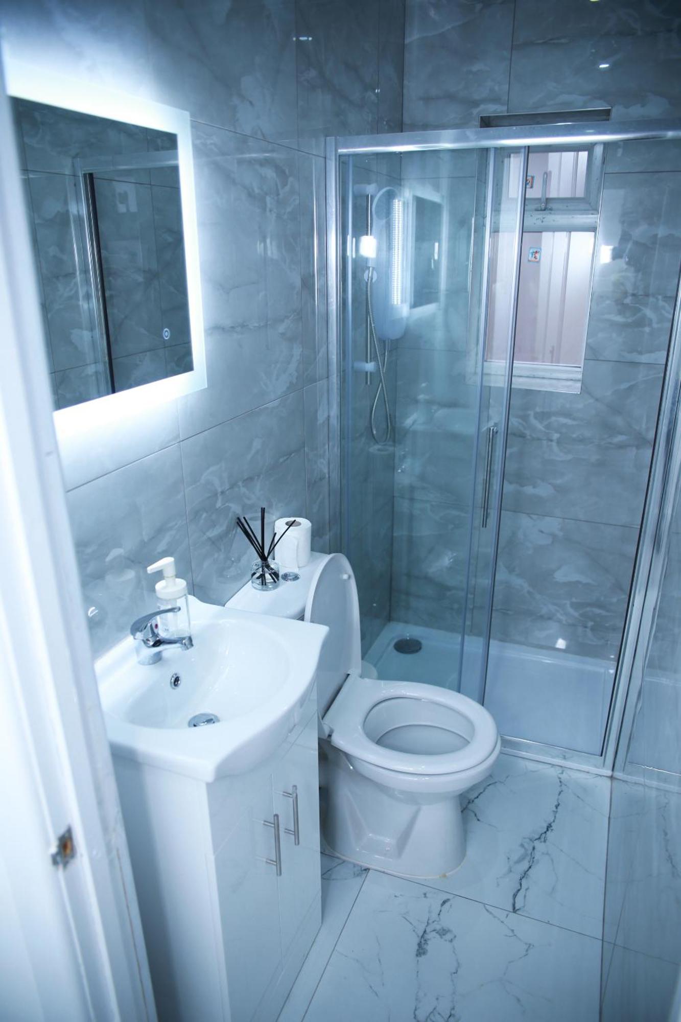 Appartamento Harrow Luxury Flat With Free Parking. Londra Camera foto