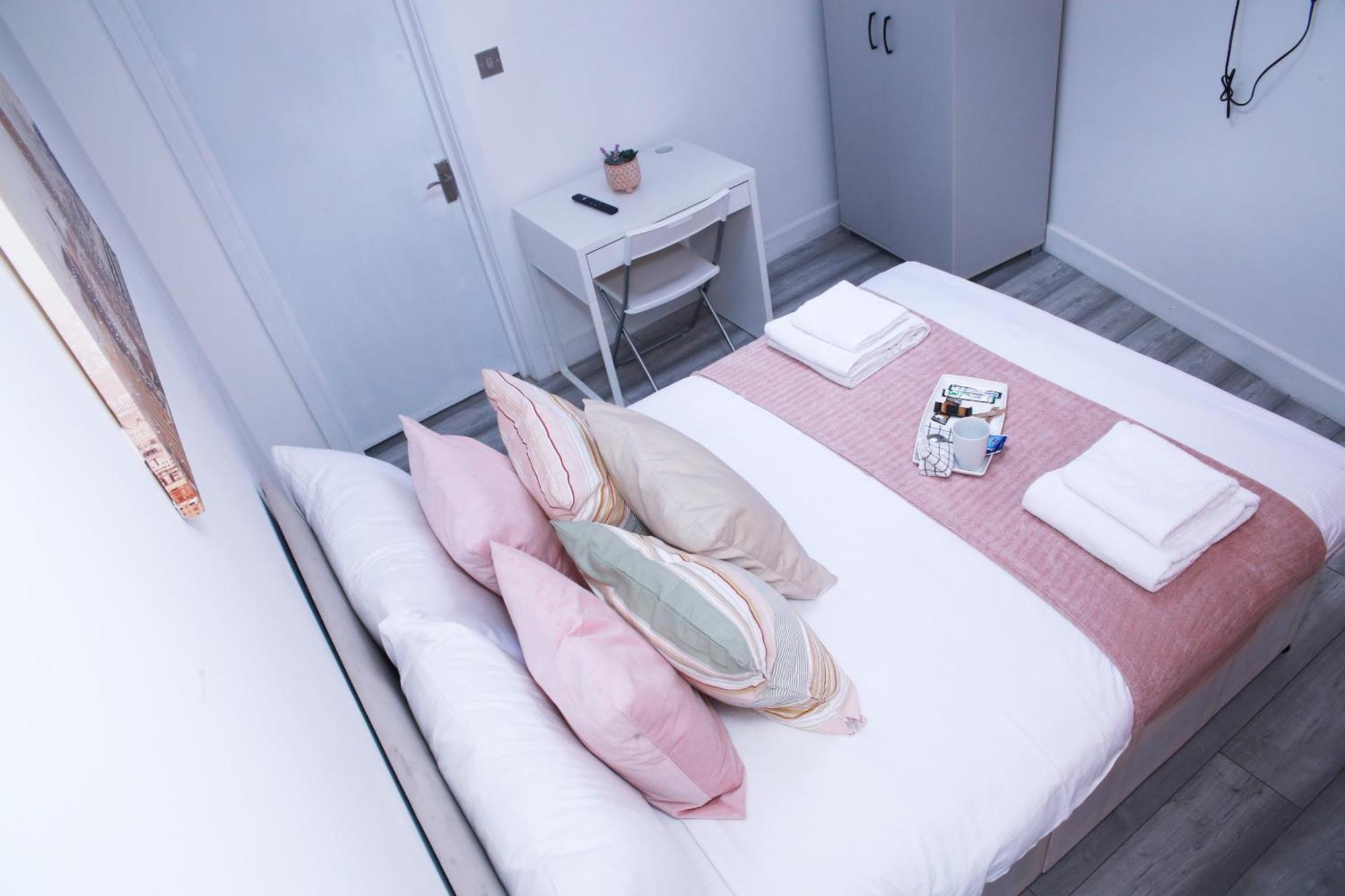 Appartamento Harrow Luxury Flat With Free Parking. Londra Esterno foto