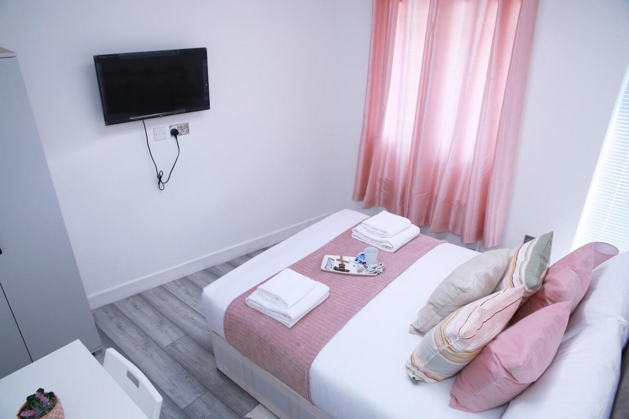Appartamento Harrow Luxury Flat With Free Parking. Londra Esterno foto