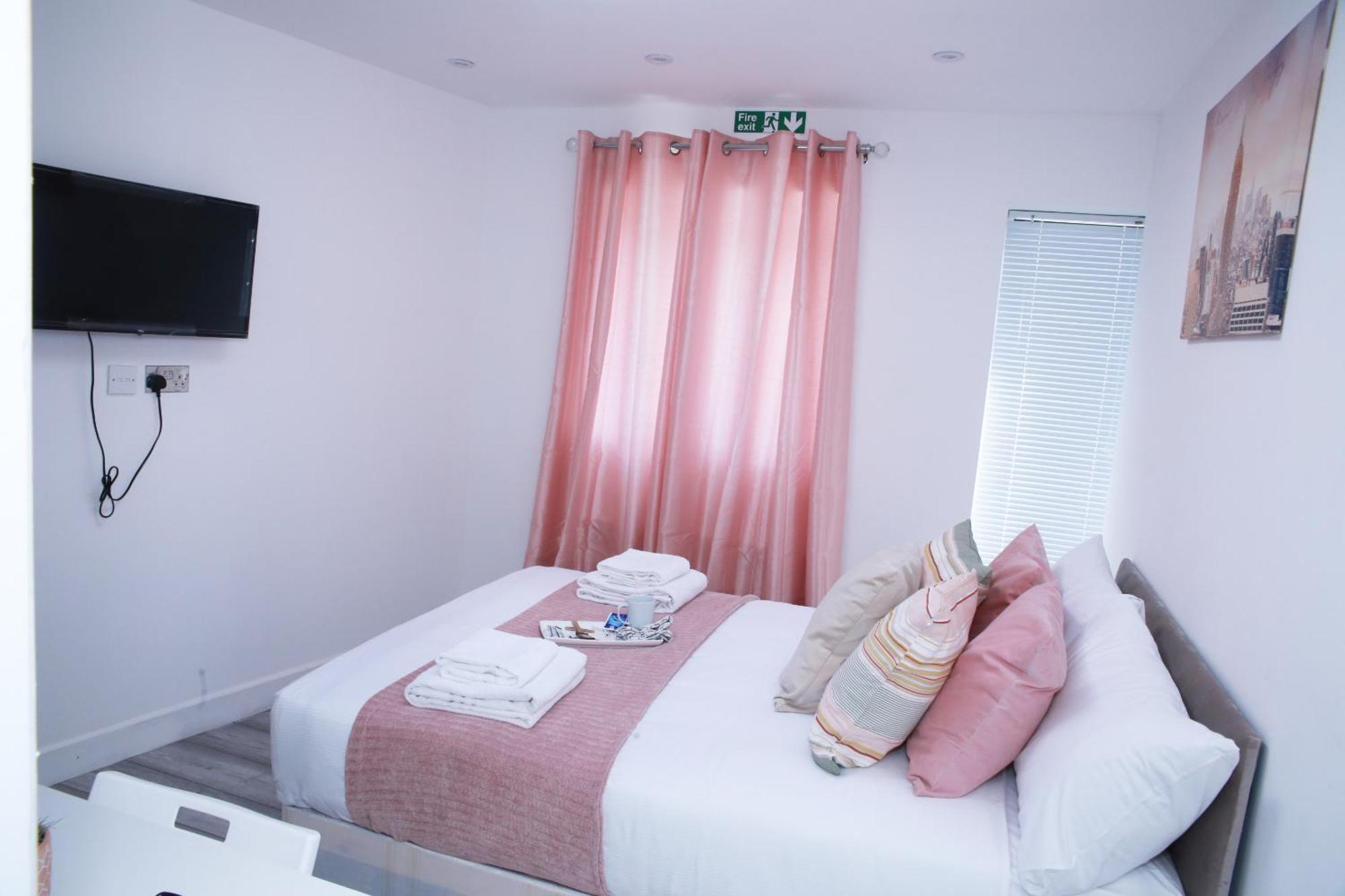 Appartamento Harrow Luxury Flat With Free Parking. Londra Esterno foto