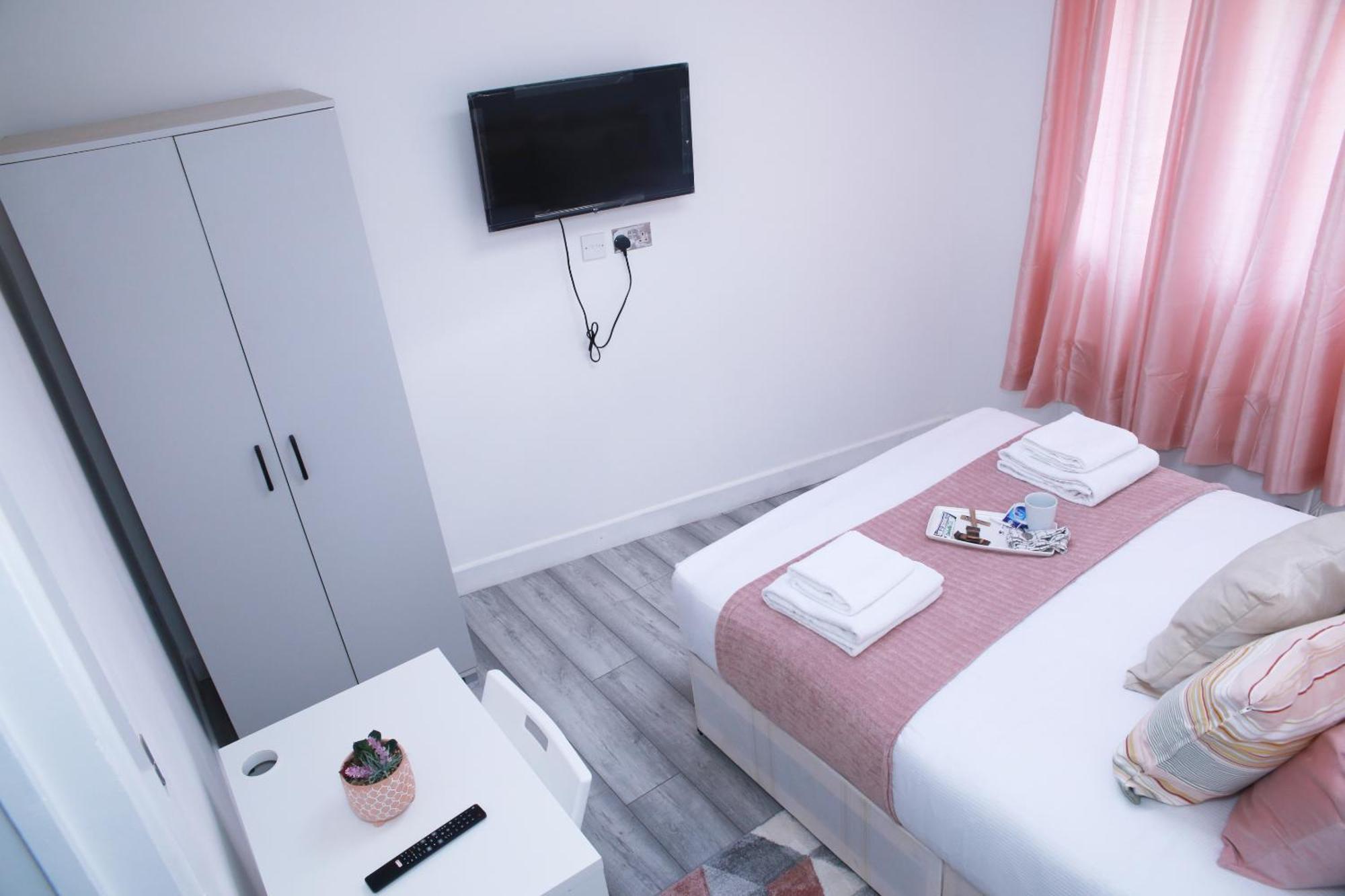Appartamento Harrow Luxury Flat With Free Parking. Londra Esterno foto