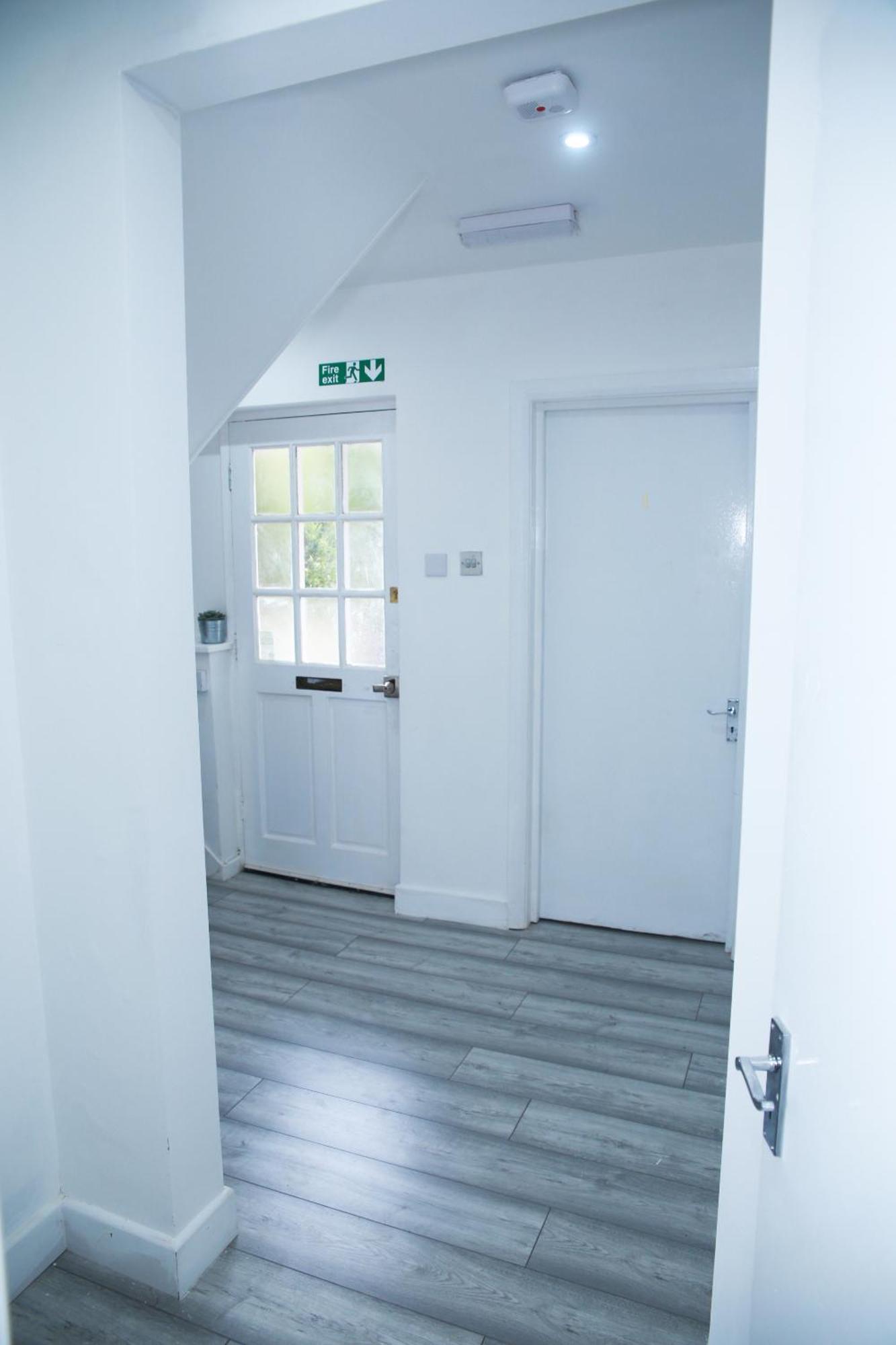 Appartamento Harrow Luxury Flat With Free Parking. Londra Esterno foto
