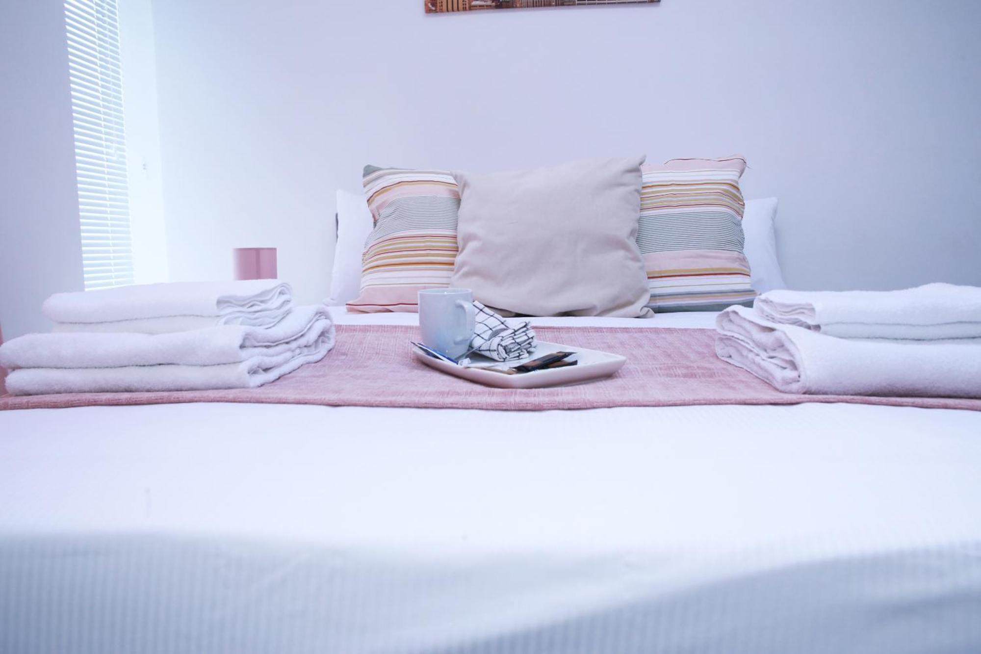 Appartamento Harrow Luxury Flat With Free Parking. Londra Esterno foto